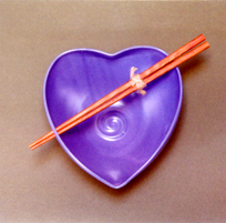 Tazón de color choque púrpura con palillos de made