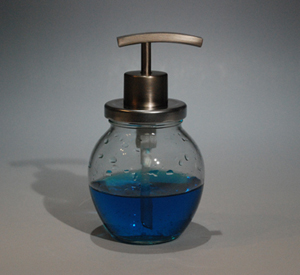 Seifenspender aus einem Glas für Chillisoße