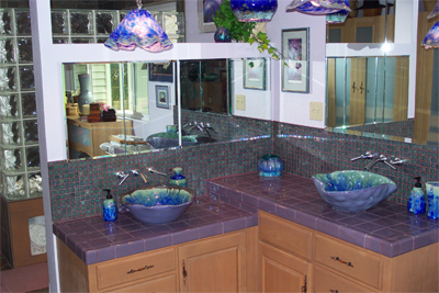 Zwei installierte, außergewöhnliche Waschbecken in leuchtendem Violett an der Außnseite