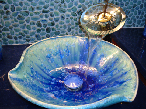 Maßangefertigtes Waschbecken, blaue und türkise Farbtöne wurden benutzt um farblich mit der Ablage und dem Glasmosaik an der Wand abzustimmen. Das Waschbecken ist im Haus unserer Kundin Debbie Nagle installiert.