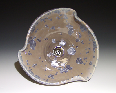 Symetrisch gewölbtes Gefäß-Waschbecken in rose-grau mit hellblauen Kristallen.
