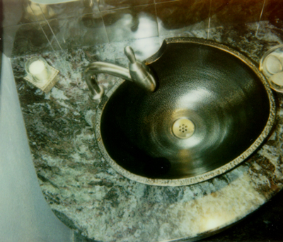 Installiertes, welliges, individuell handwerklich hergestelltes Gefäß-Waschbecken in schwarzem Silberfleck, Ansicht von oben
