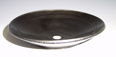 Seitenansicht eines flachen, sliberfleck schwarzen Gefäß-Waschbeckens