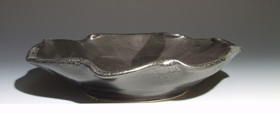Kleines, ungewöhnliches handangefertigtes Waschbecken mit silberfleck-schwarzer Glasur und einer lava schwarzen Außenseite