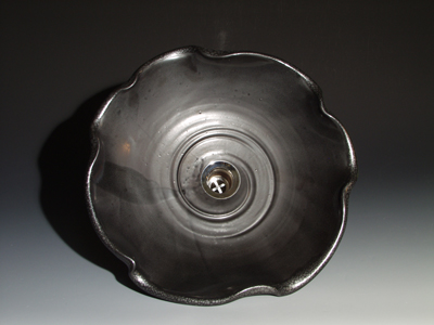 Kleines, ungewöhnliches handangefertigtes Waschbecken mit silberfleck-schwarzer Glasur und einer lava schwarzen Außenseite