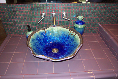 Nahaufnahme des installierten Waschbeckens mit der leuchtend violetten Außenseite, wellenförmiger Rand mit Ölfleckglasur, eine Mischung aus Kupfer- zu Kobaltkristallglasur an der Innenseite
