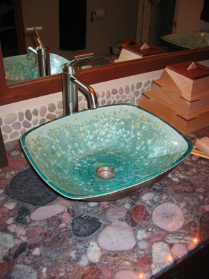 Nahansicht eines rechteckigen, künstlerischen Waschbeckens mit türkiser Glasur