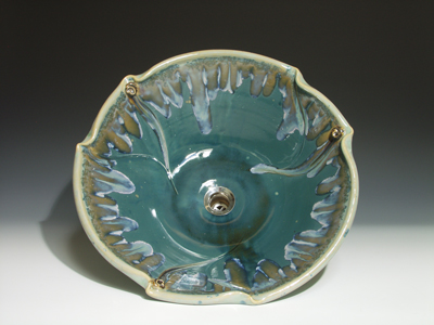 Handangefertigtes grünglasiertes Waschbecken mit äußeren Kristallglasur, inneren Festglasur und drei spiralförmigen Rillen.