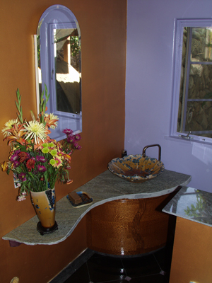 Flaches künstlerisches Waschbecken in Form einer Blüte mit einer Nickel-Kristallglasur, installiert in einem Haus